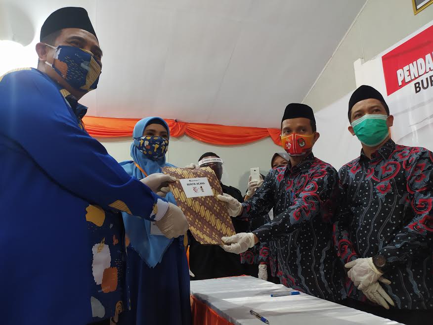 chaidir-syam-suhartina-bohari-saat-mendatangi-kpu-maros-untuk-mendaftarkan-diri-di-pilkada-maros.jpg