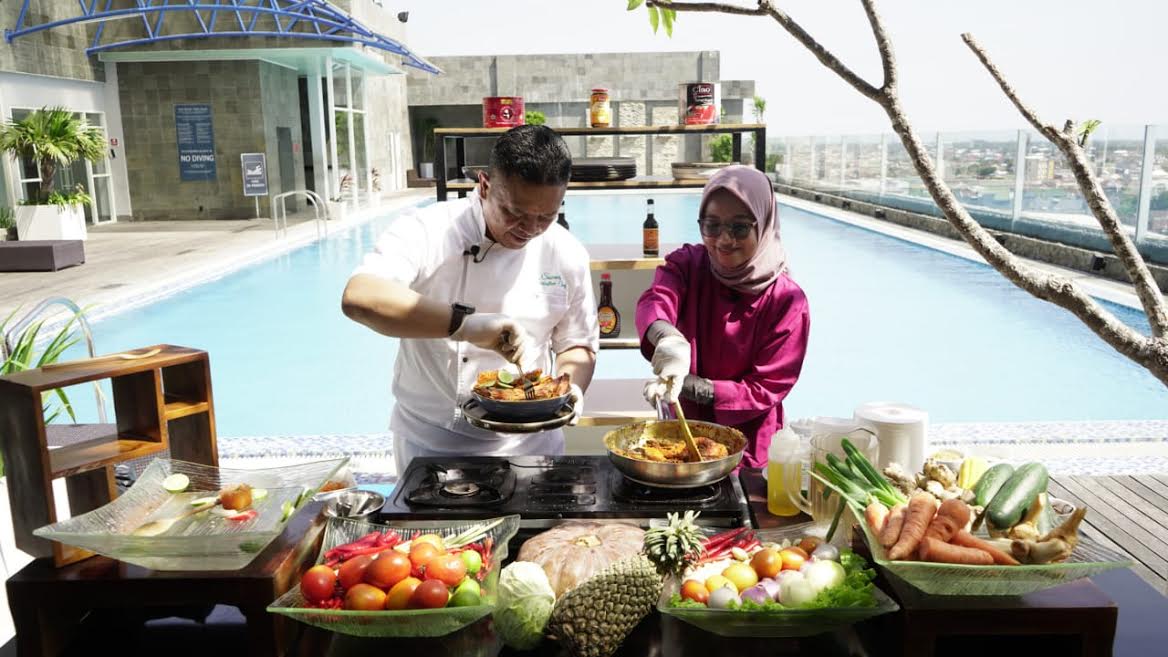 chef-suwanta-saat-mengisi-acara-tribun-live-cooking-di-sky-pool-fourpoints-by-sheraton.jpg