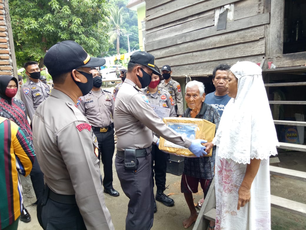 Warga Miskin Mamuju Sambut Sembako Gratis Polda Sulbar