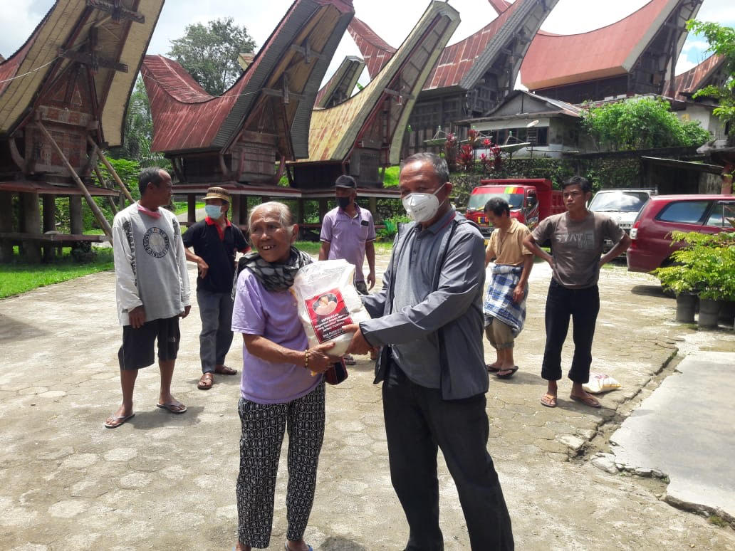 dan-pongtasik-membantu-warga-miskin-di-kecamatan-rindingallo.jpg