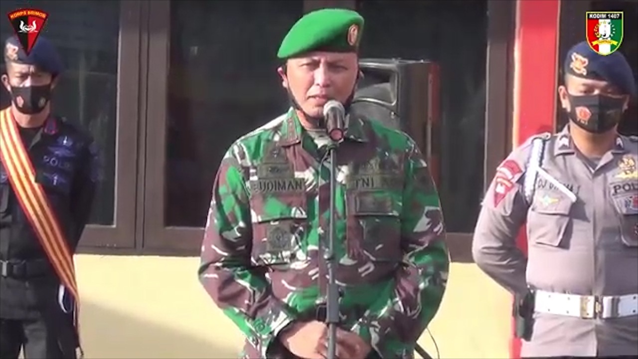 Kvartirada yalangoch qiz fotosurati