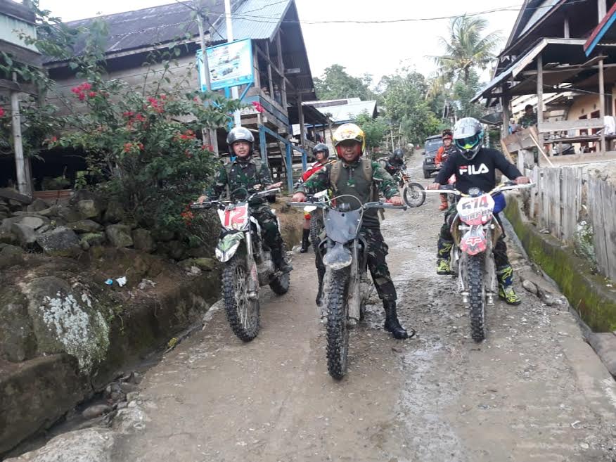 dandim-polmas-letkol-inf-arh-dedi-setia-arianto-tengah-menggunakan-trail.jpg