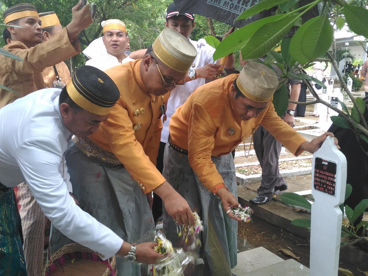 Danny-Ical Tabur Bunga di TMP dan di Makam Raja Tallo