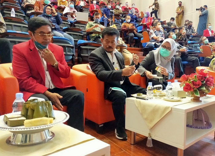 dekan-fakultas-teknik-unhas-prof-muhammad-arsyad-thaha-kiri-bersama-mentan.jpg