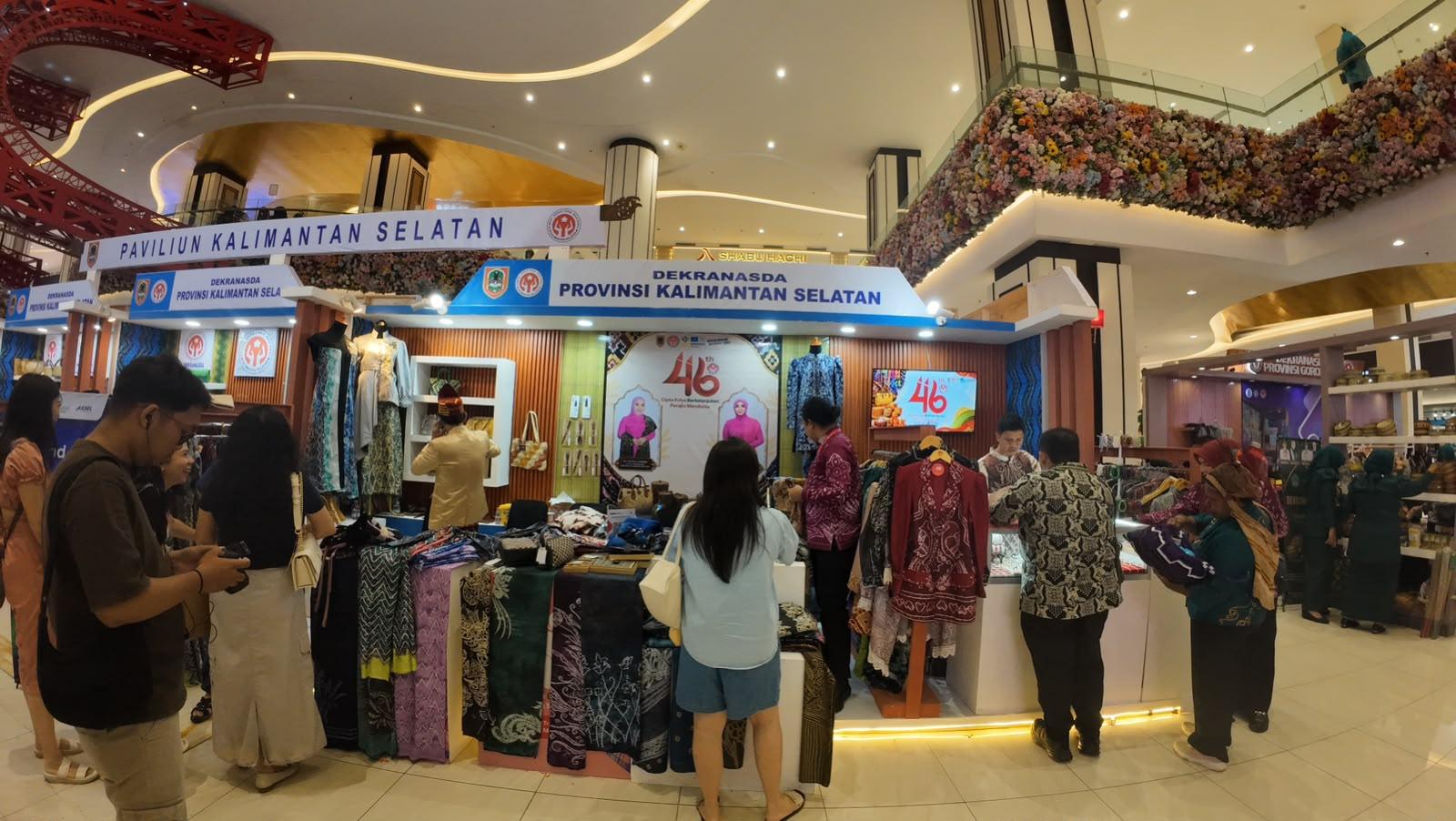 HUT Dekranas ke-46 di Makassar, Dekranasda Kalsel Pamerkan Sasirangan hingga Kerajinan Kayu Ulin - Tribun-timur.com