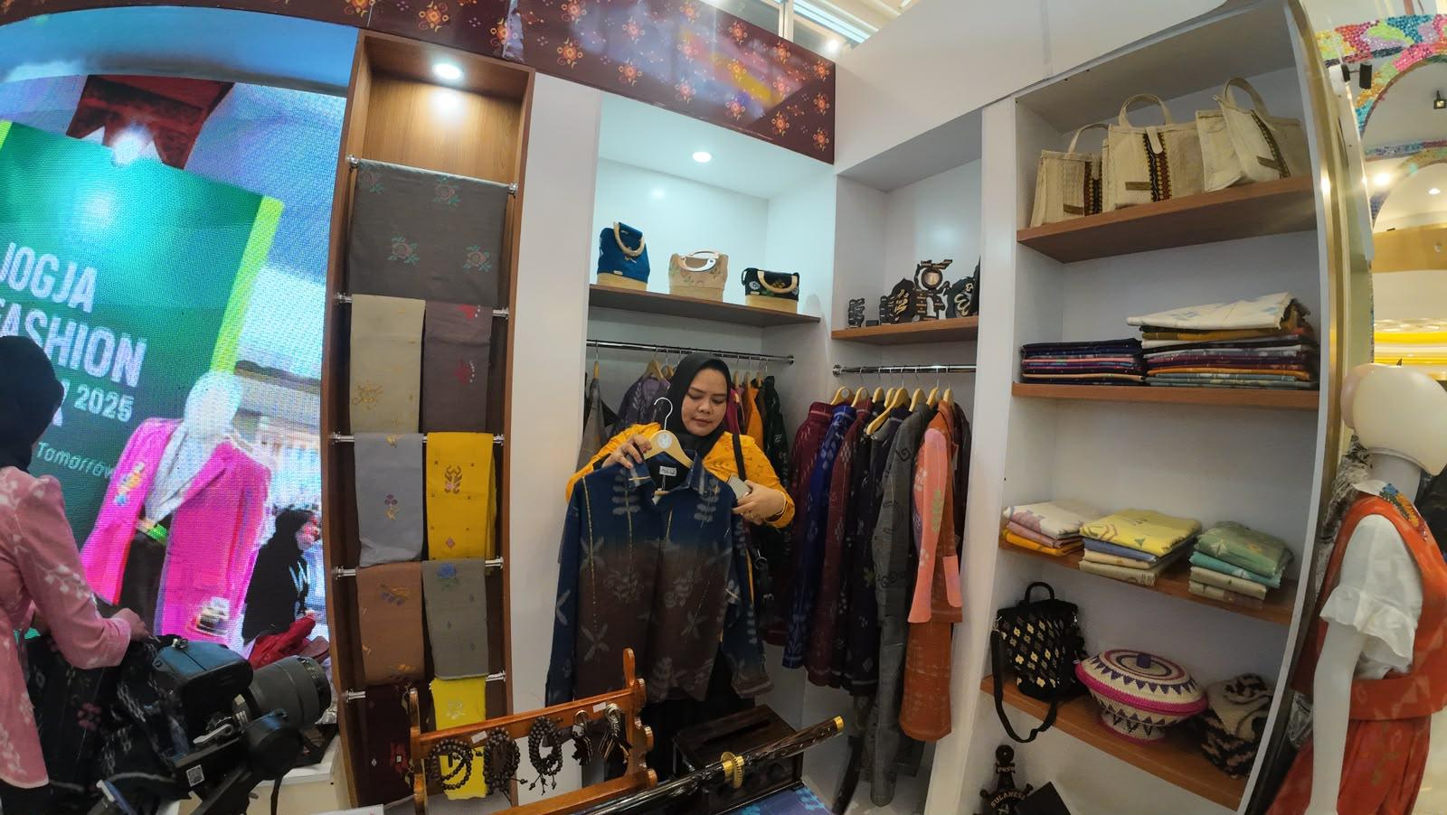 Jadi Primadona, Dekranasda Sulteng Tampilkan Tenun Donggala yang Sukses Tembus Pasar Global - Tribun-timur.com