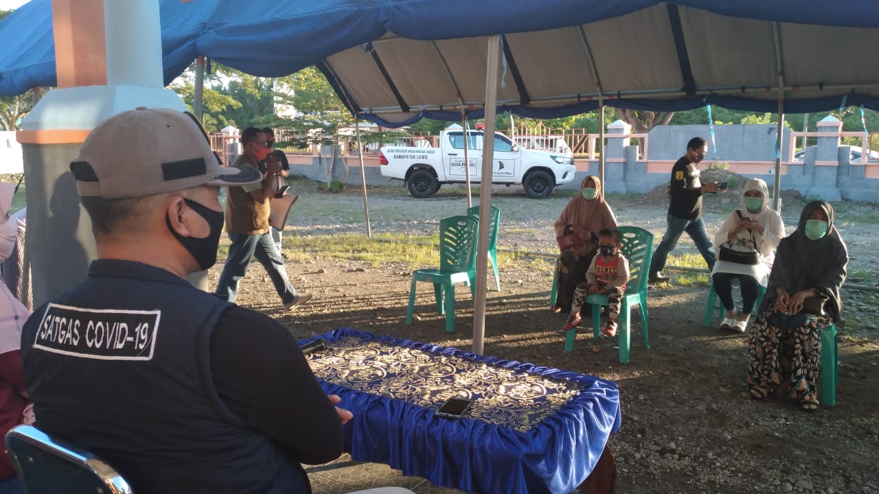 delapan-warga-luwu-yang-sembuh-dari-covid-19-disambut-di-posko.jpg