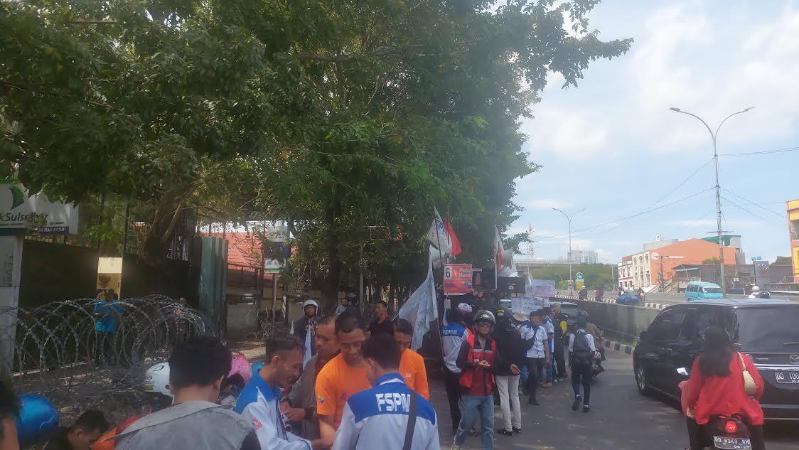 demo-di-depan-Gedung-DPRD-Sulsel-Senin-872024-siang.jpg