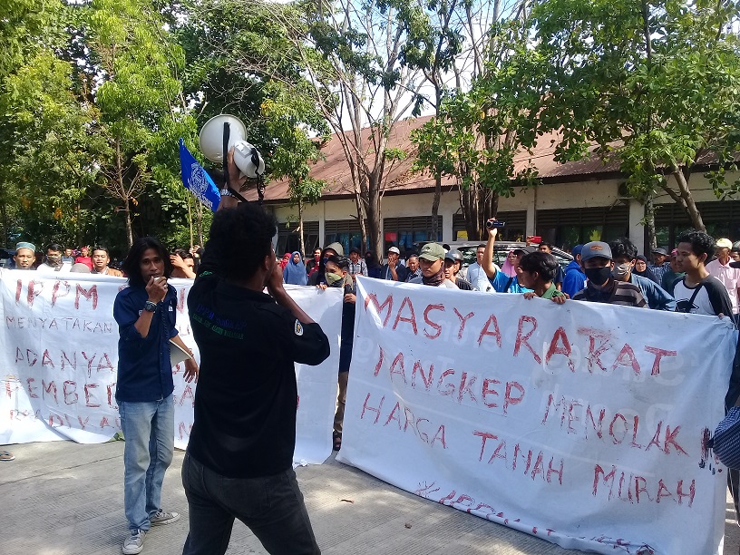 demo-di-depan-kantor-badan-pertanah3.jpg