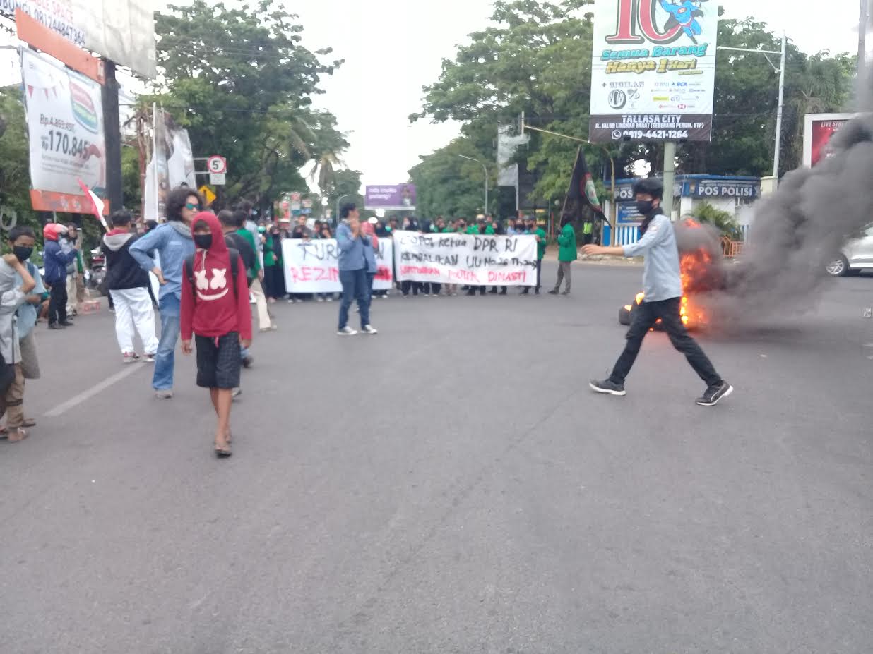 Mahasiswa Juga Tutup Pertigaan Pettarani-Alauddin Makassar