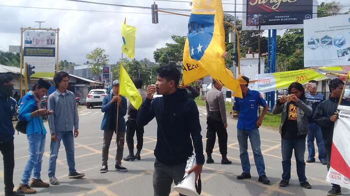 demo-pmii-cabang-mamuju_20171020_200855.jpg