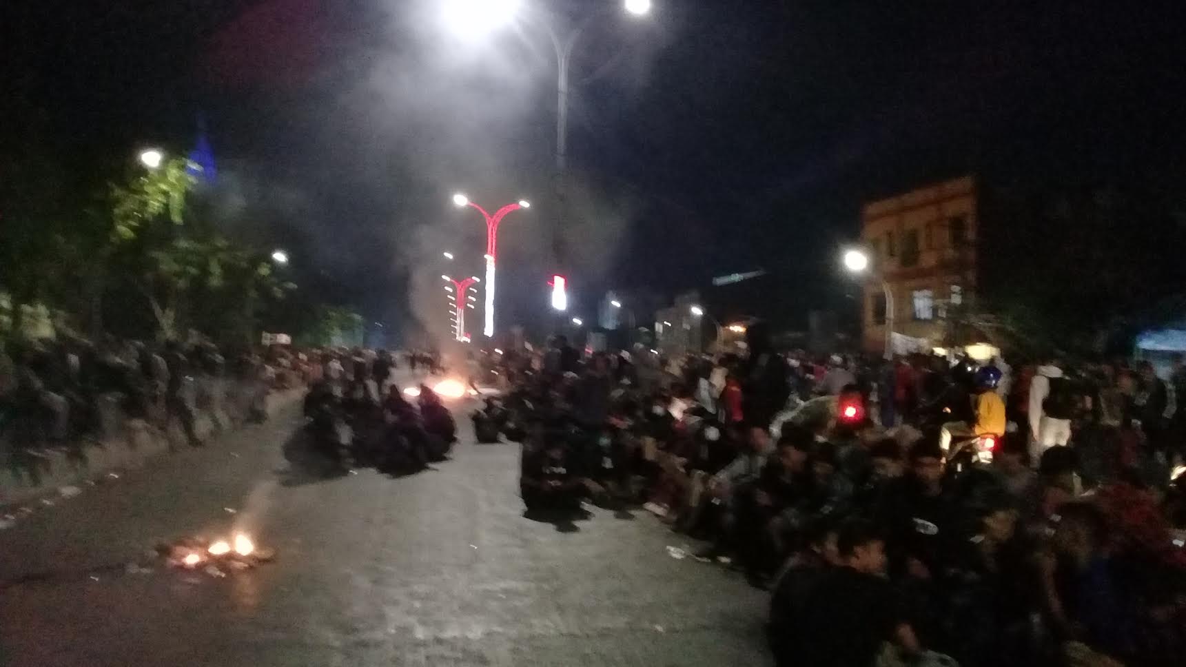demonstran-masih-blokade-flyover-bakar-ban-dan-sampah-bekas.jpg