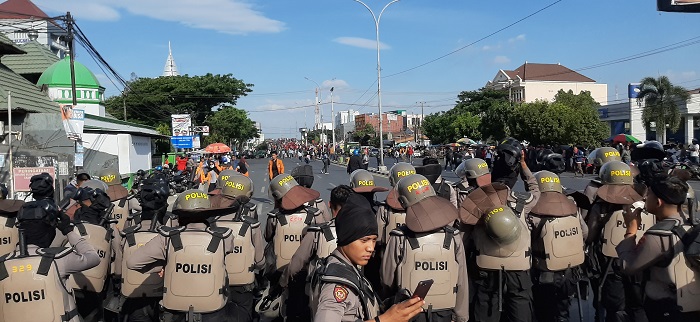 BREAKING NEWS: Waduh, Mahasiswa dan Polisi Mulai Berhadap-hadapan di Depan DPRD Sulsel