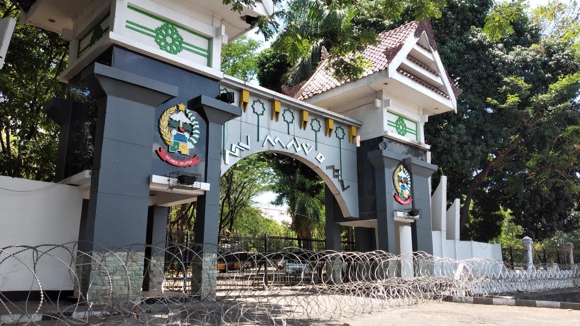 depan-kantor-gubernur-sulawesi-selatan-terlihat-dipasangi-kawat-berduri.jpg