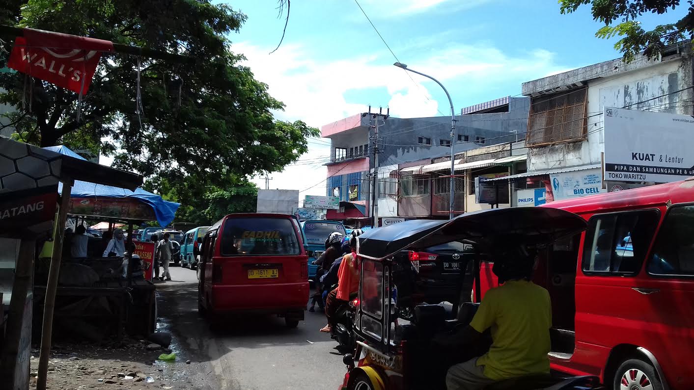 depan-pasar-pabaengbaeng-padat-merayap_20160302_114436.jpg