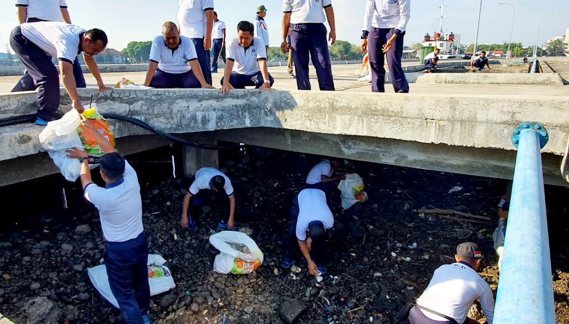 Jumat Bersih ala Personel Lantamal VI Makassar, Ramai-ramai Masuk Kolong Dermaga