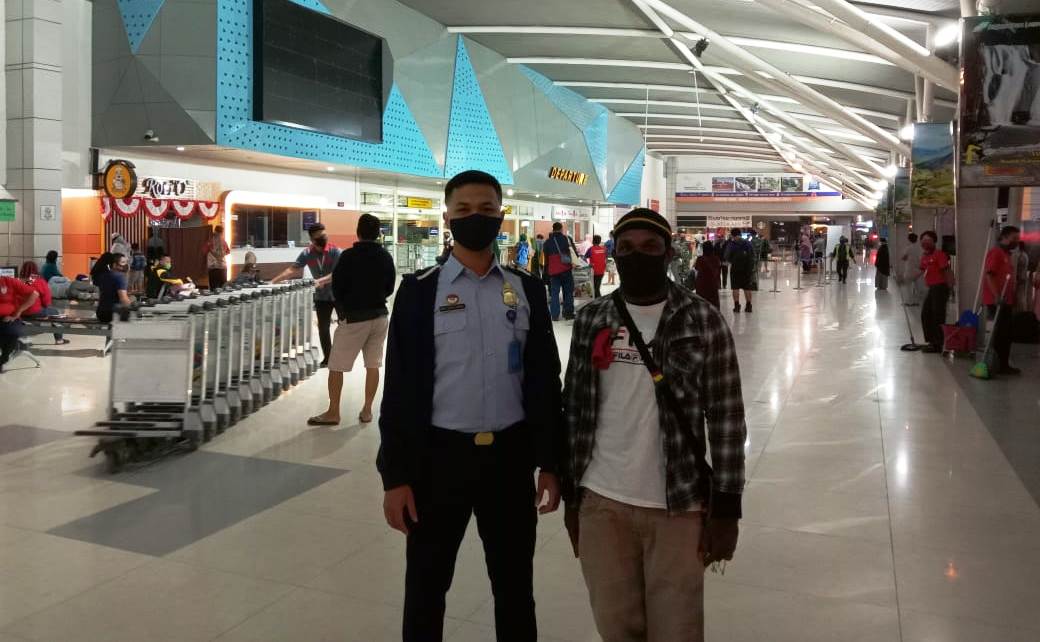 deteni-papua-nugini-brian-saban-saat-berada-di-bandara-sultan-hasanuddin.jpg