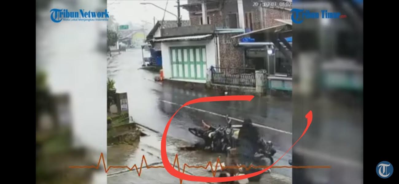 detik-detik-tergelincirnya-motor-saat-hujan-pengendara-lain-ikut-tertabrak.jpg