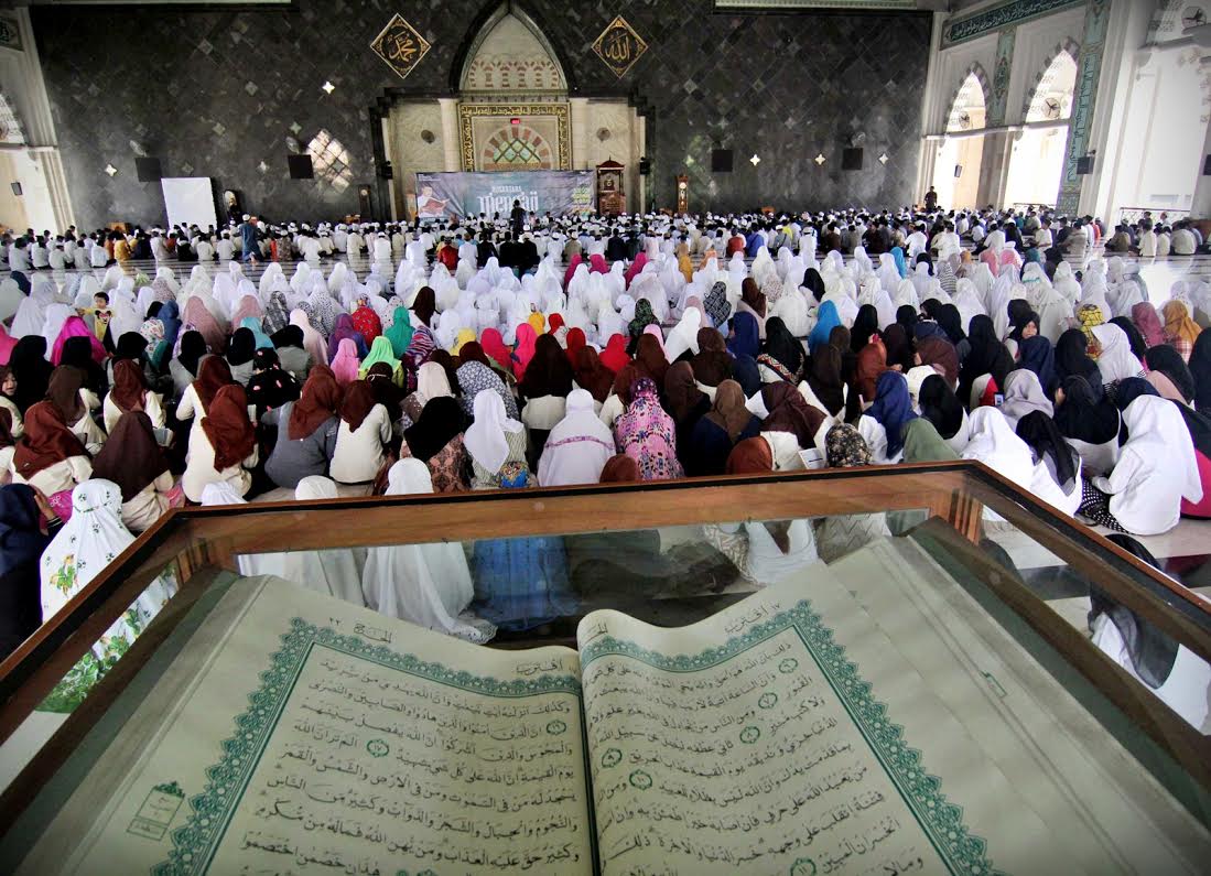 Tukli keksa xotinlar eshakda sikishadi