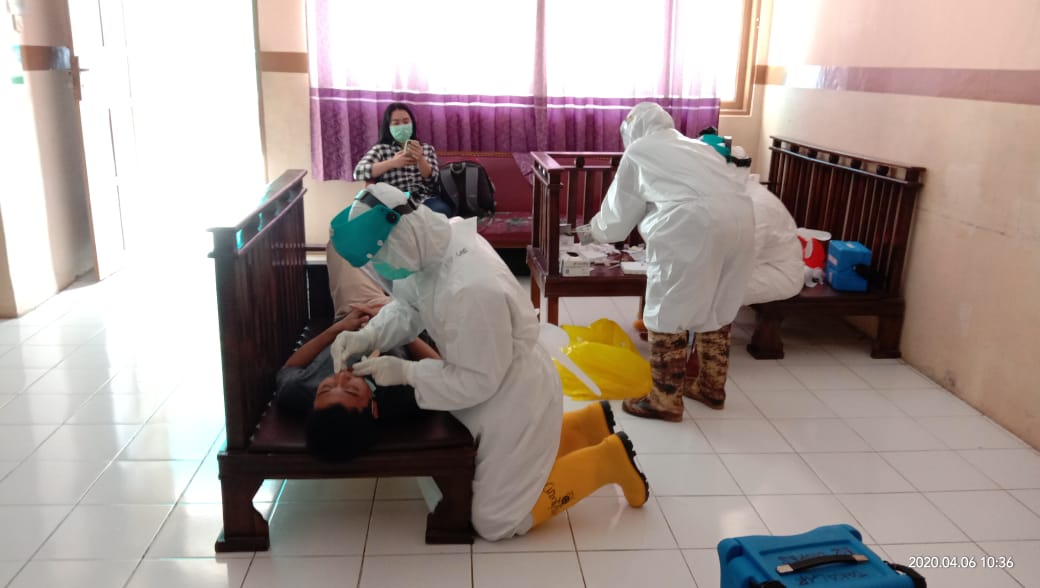 dinas-kesehatan-kabupaten-takalar-ketika-memeriksa-swab-pasien-covid-19-data-terbaru-jumat.jpg