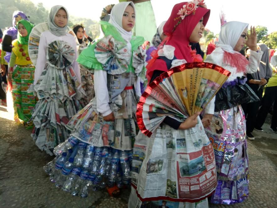 Sambut HPSN, DLH Enrekang Gelar Pawai Daur Ulang Sampah