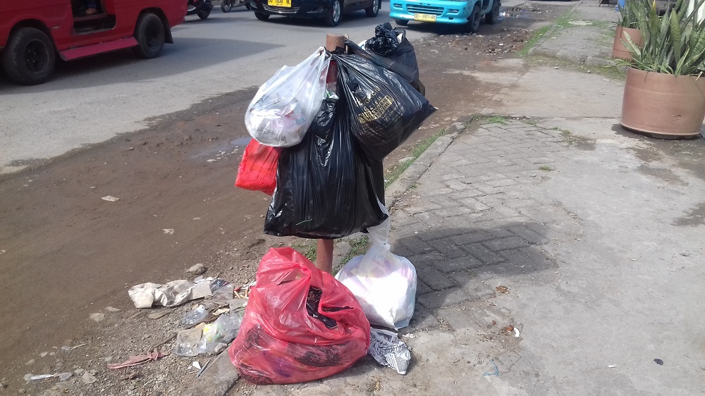 Gendang Dua 'Dikeroyok' Sampah Rumah Tangga di Jl Kumala