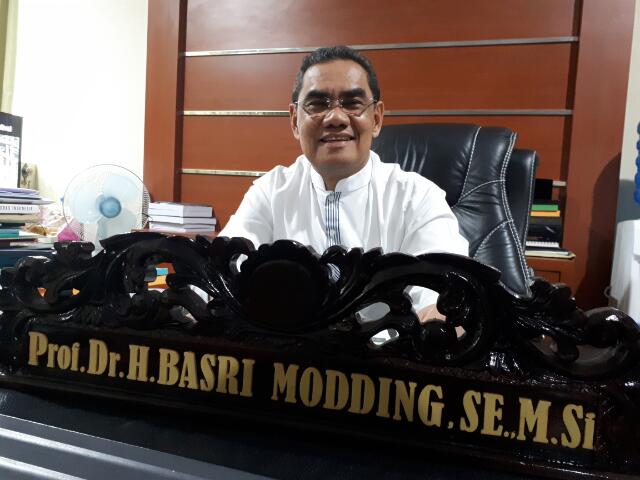 direktur-pascasarjana-umi-prof-basri-modding_20180516_235246.jpg