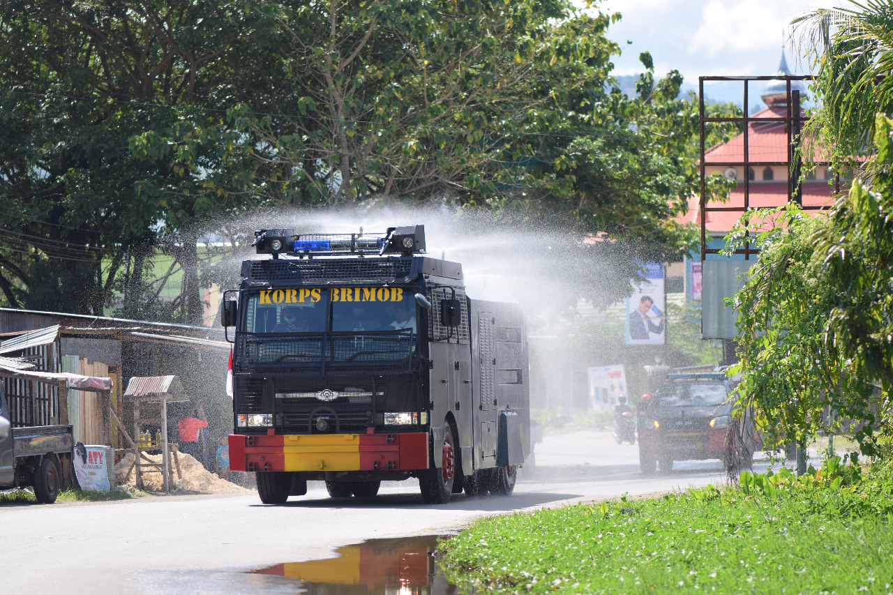 Polda Sulbar Gandeng TNI dan Pemda Lakukan Penyemprotan Disinfektan Massal