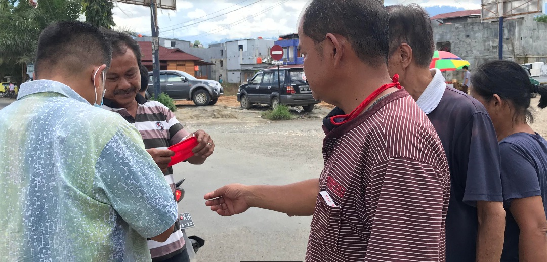 diskominfo-sp-pemkab-toraja-utara-membagikan-masker-kain-gratis-kepada-warga.jpg
