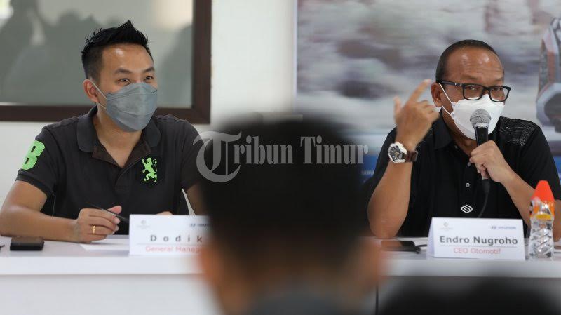 dodik-kiri-bersama-ndri-nugroho-kanan-menjelaskan-produk-terbaru-hyundai-creta-3.jpg