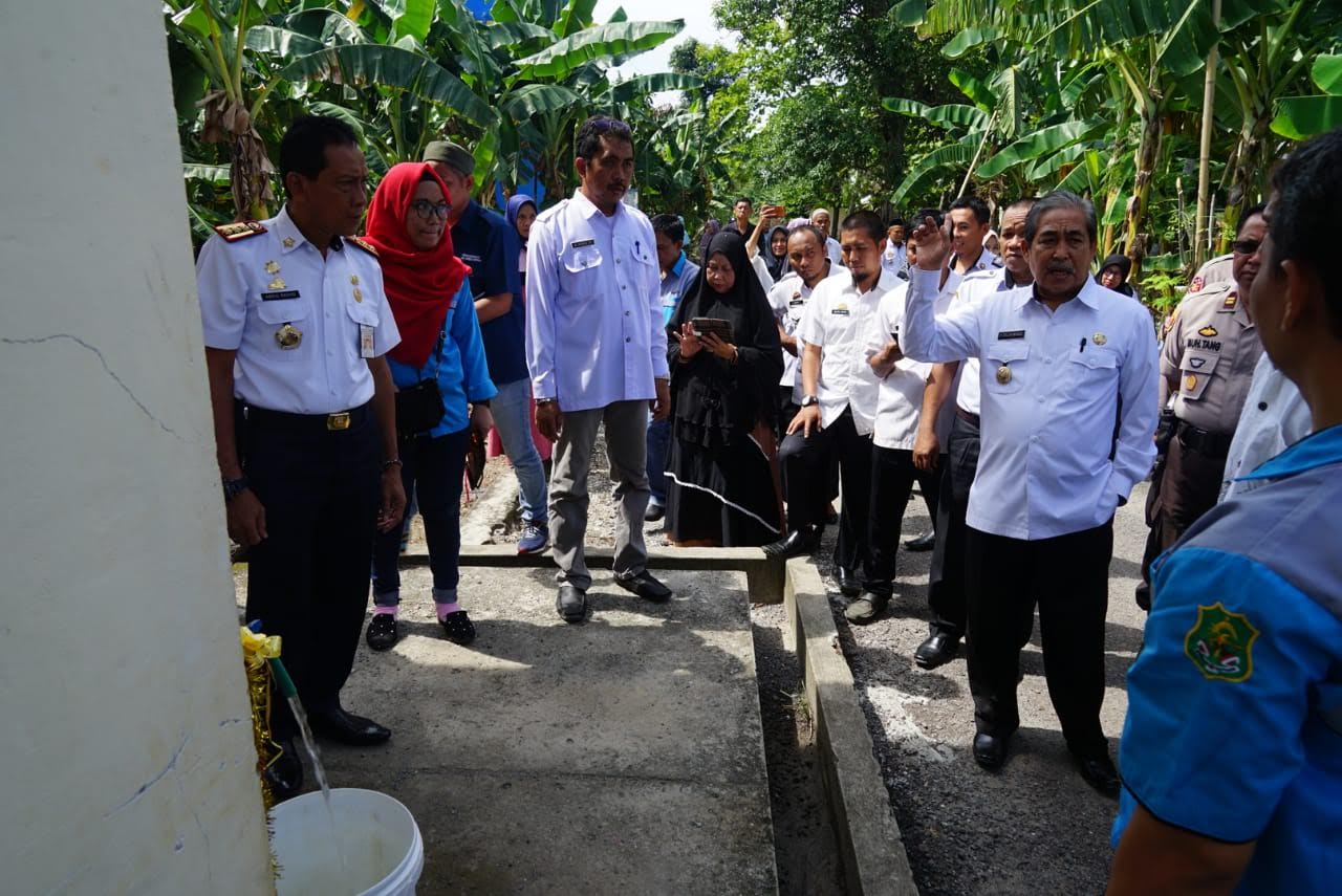 dollah-mando-menyaksikan-uji-fungsi-sarana-air-minum-pamsimas-kamis-1612020.jpg