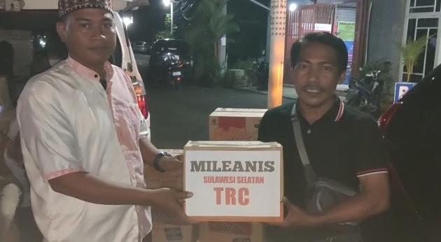 Peduli Korban Banjir Makassar, Mileanies Sulsel Bagi-bagi Mie Instan ke Warga