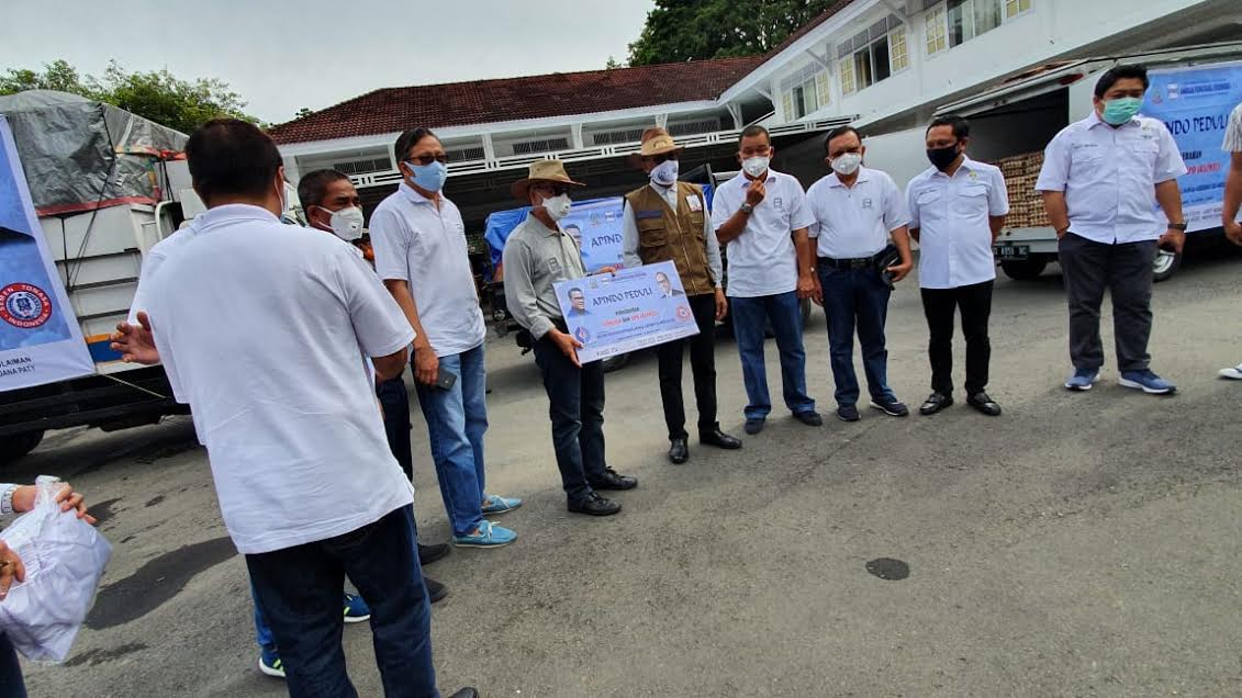 Tiga Mobil Box Berisi Sembako dan APD Apindo Diserahkan ke Gubernur Sulsel