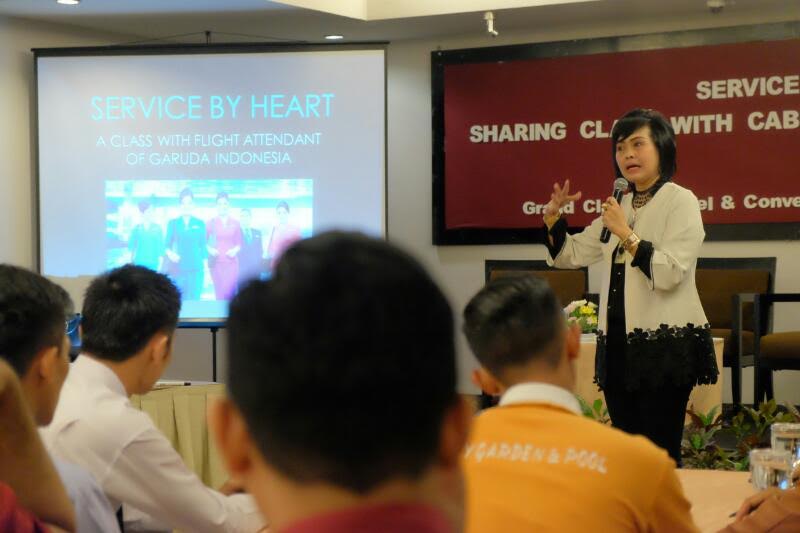 Deputy Chief Flight Attendant Garuda Ikut Motivasi Karyawan Clarion