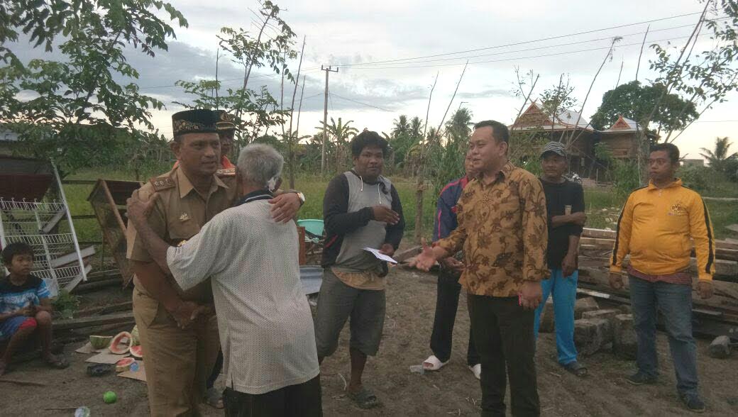dr-baso-rahmanuddin-berkunjung-di-lokasi-bencana-angin-puting-beliung_20171108_113353.jpg