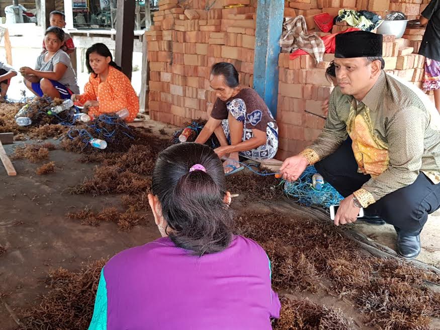 dr-baso-rahmanuddin-saat-berkunjung-di-kampung-petani-rumput-laut_20180128_212909.jpg