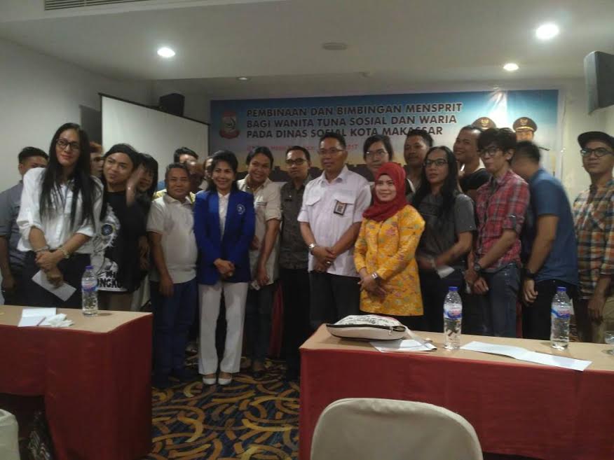 Puluhan Waria Ikut Pelatihan Tata Rias dari Dinsos Makassar