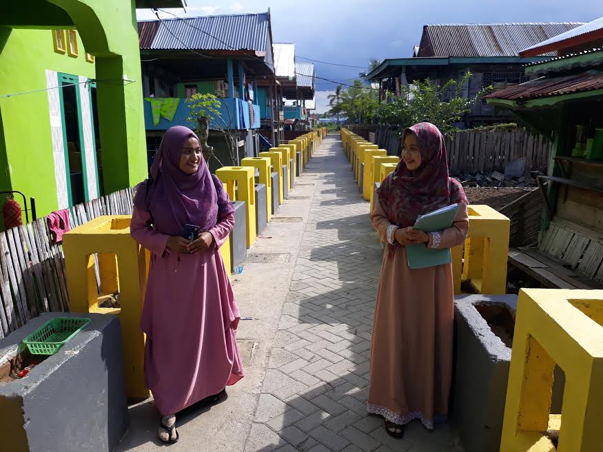 dua-mahasiswi-universitas-muhammadiyah-sinjai-sedang-melintasi-lorong-yang-baru-saja-dibangun.jpg