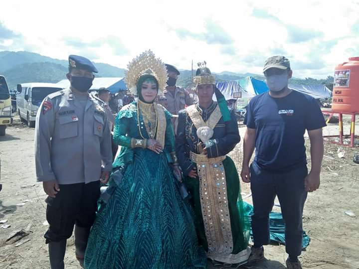 dua-sejoli-melangsungkan-pernikahan-di-pengungsian-banjir-bandang-desa-meli.jpg
