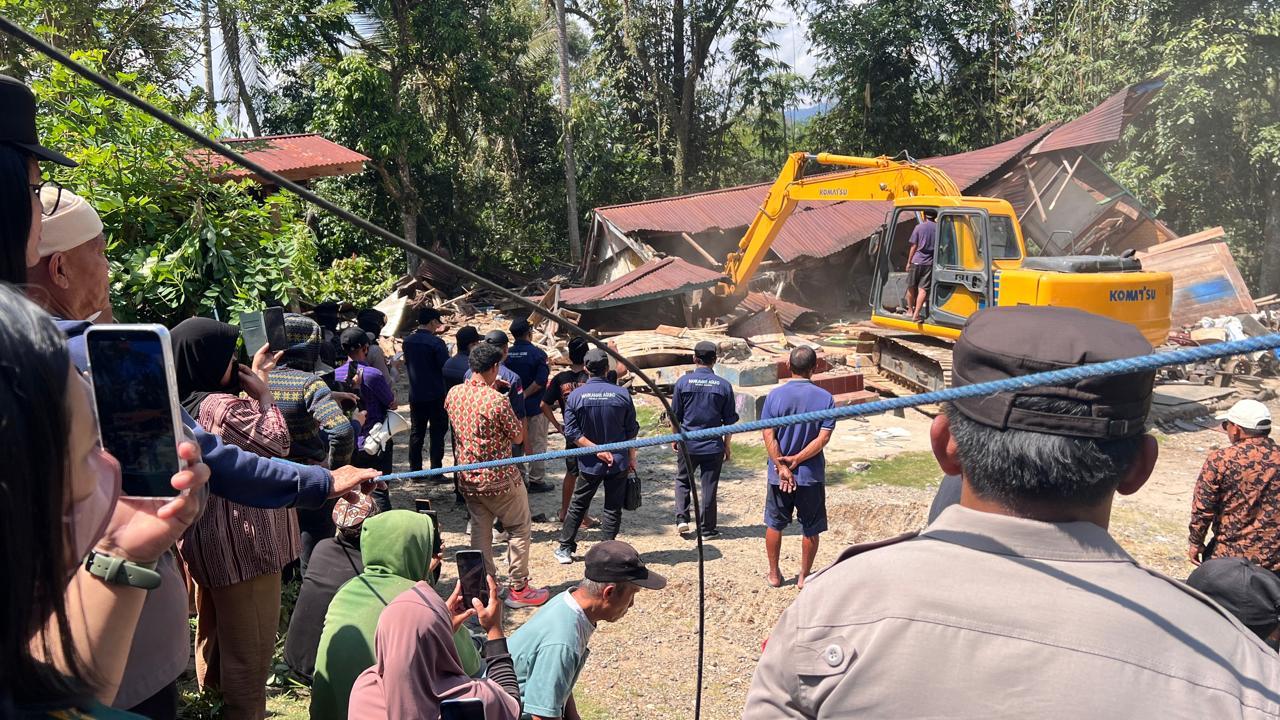 Eskavator Hancurkan Rumah di Rembon Tana Toraja - Tribun-timur.com