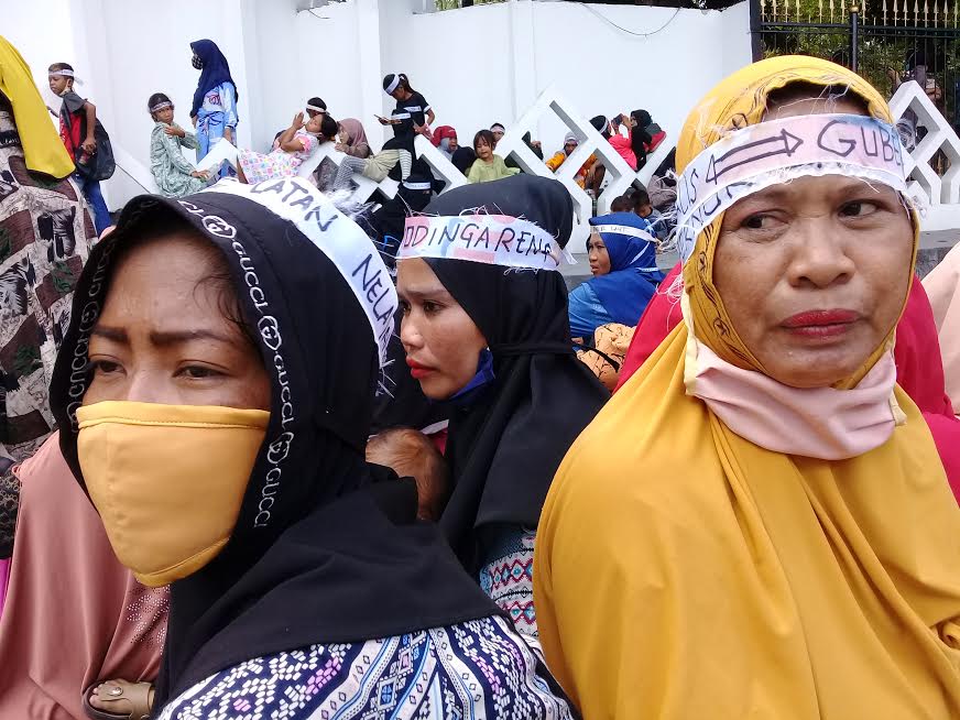 emak-emak-pulau-kodingareng-saat-unjukrasa-di-depan-kantor-gubernur-sulsel-1292020.jpg