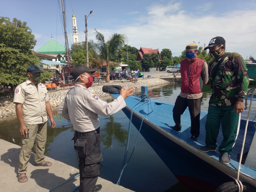 etugas-polsek-kawasan-pelabuhan-paotere-makassar-melakukan-patroli.jpg