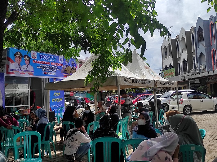 Warga Paropo Vaksinasi di Kontainer Recovery, Camat Berikan Beras 5 Kg Bagi Warga yang Divaksinasi