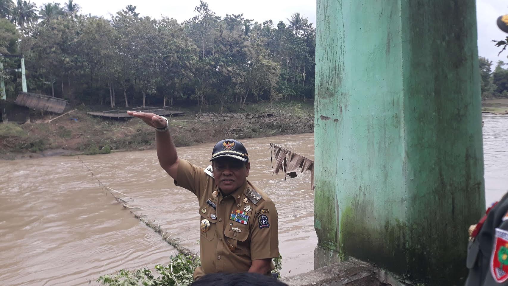fahsar-m-padjalangi-saat-meninjau-jembatan-hanyut-di-mappesangka-senin1062019.jpg