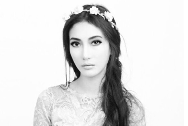 Cantiknya Faika Putri Dipromosikan Hotman Paris Saat Tunggu Syahrini yang Belum Mendarat