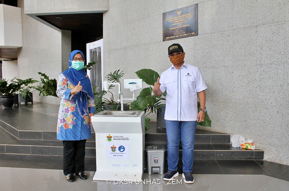 FT Unhas Serahkan Mesin Pencuci Tangan Versi Dua, Terapkan Smart Technology