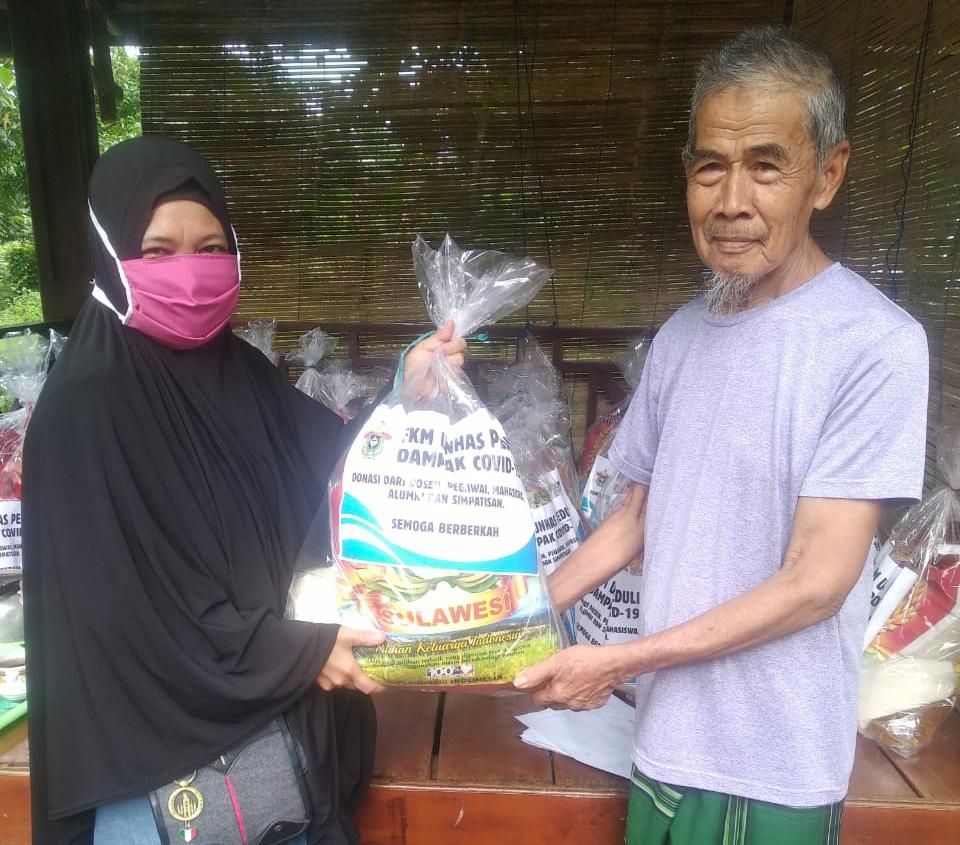 fkm-unhas-salurkan-bantuan-bagi-warga-terdampak-pembatasan-aktivitas-akibat-covid-19.jpg