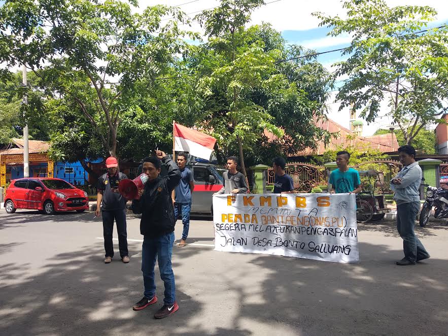 forum-komunikasi-pemuda-bonto-salluang-unjuk-rasa_20180315_115004.jpg