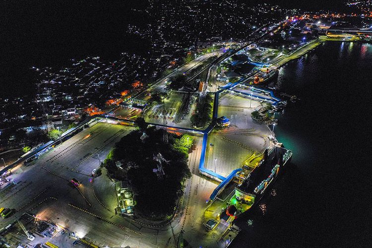 foto-aerial-suasana-pelabuhan-merak-di-banten-kamis-2152020-malam.jpg