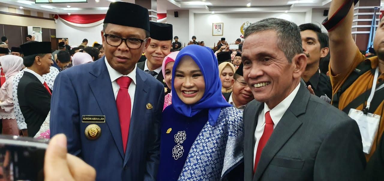 foto-bersama-gubernur-sulsel-nurdin-abdullah-bersama-rezki-mulfiati-lutfi.jpg